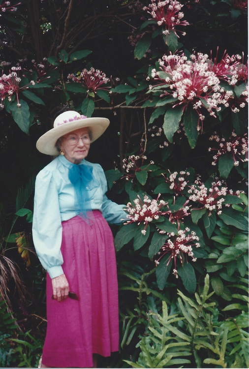 1995-01 In Hawaii by Flowers.jpg